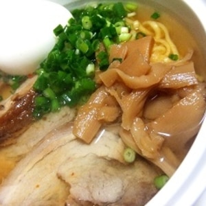 チャーシューと卵の醤油ラーメン